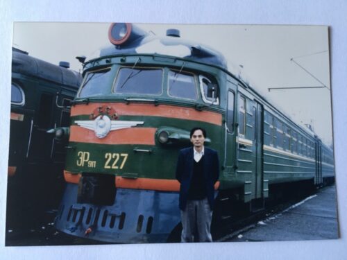  モスクワー北京を結ぶ第20次国際列車の前に立つ筆者
