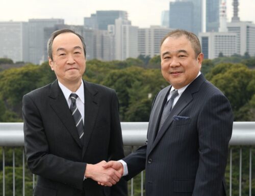  毎日新聞社・松木社長（左）とカルチュア・エンタテインメントの中西社長