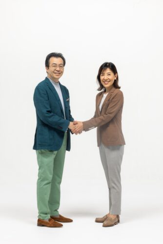  中村社長（左）と若菜代表取締役（朝日新聞社提供）