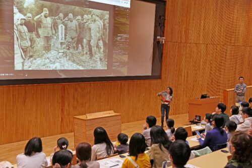  軍馬の墓に敬礼する兵士たちを写した「戦中写真」に着目した発表を聞く親子連れたち