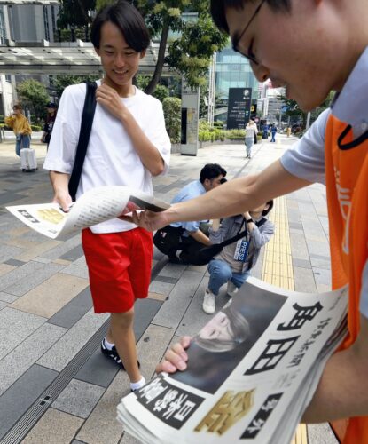  東京駅・八重洲口近くで行われた号外の街頭配布（７月28日、読売新聞社提供）