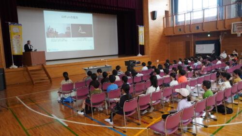  国立学園小学校の体育館で開かれた「子ども大学くにたち」の授業