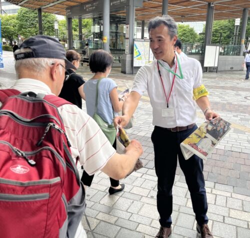  有楽町駅周辺で体操団体金メダルの号外が配られた（報知新聞社提供）