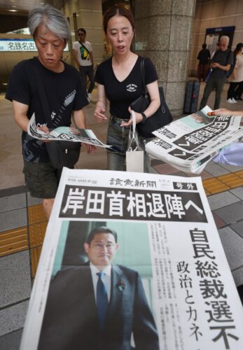  街頭で配布された号外に多くの人たちが手を伸ばした（名古屋市で。読売新聞社提供）