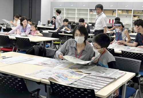  「クリップ新聞」づくりに挑戦する親子