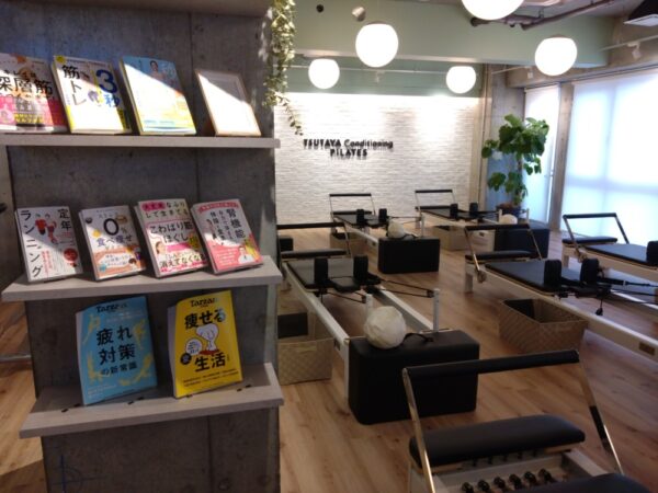  TSUTAYA Conditioning PILATES 千歳船橋店。代官山 蔦屋書店のコンシェルジュが選書した本がそろう。店舗によって冊数は異なり、千歳船橋店は60冊。毎月10冊前後ずつ追加予定