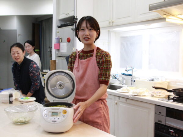  炊き立ての炊き込みご飯を披露する長谷川さん