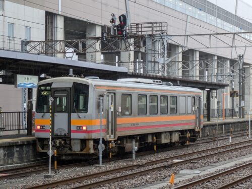  糸魚川駅に停車したJR西日本普通列車