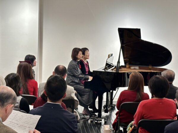  2024年のクリスマスライブ。花塚久美子さんとの連弾（写真：前田俊秀）