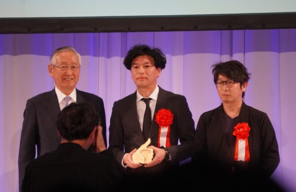  グランプリを受賞した（右から）河西氏、柏山氏、川村理事長