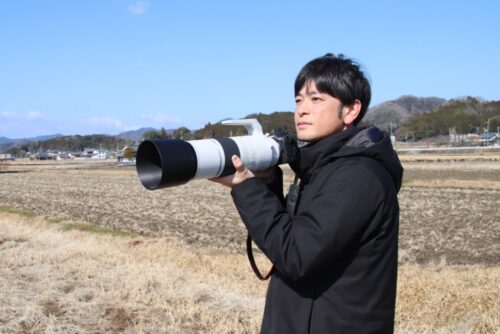  ネットで人気の野鳥取材でレンズを構える森田記者